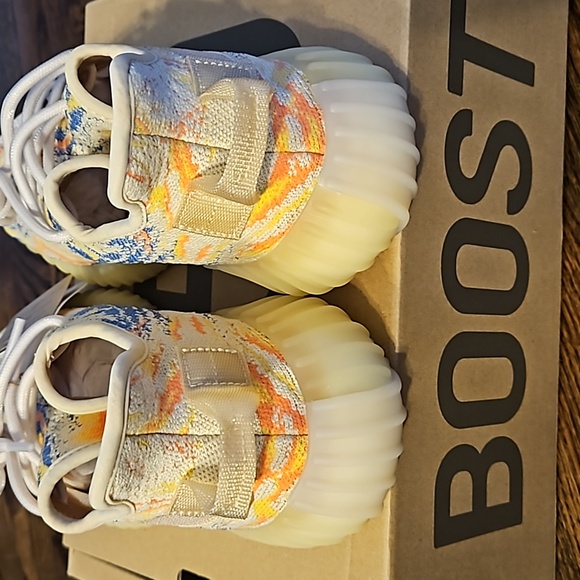 Yeezy Boost 350 V2 OAT - Picture 4 of 10
